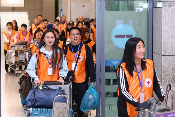 한국에 영주 귀국한 가족들을 만나러 온 사할린 동포 2·3세들이 지난해 인천국제공항을 통해 입국하고 있다. 2025.10.30 /재외동포청 제공