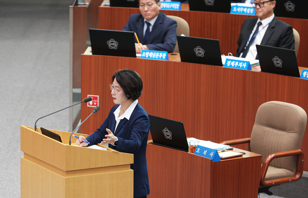 2일 오전 경기도의회 본회의장에서 열린 제393회 임시회 제2차 본회의에서 추미애 경기도지사가 일문일답을 하고 있다. 2026.9.2 /경기도 제공