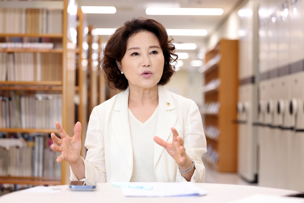 제10대 의회 전반기 윤리특별위원장인 안수경(국·비례) 의원이 인천시의회 신뢰회복을 위한 윤리특위의 역할과 운영 계획 등을 설명하고 있다. /인천시의회 제공