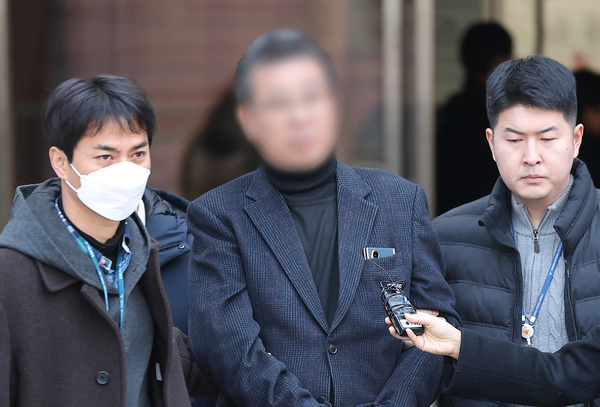 생활지도 등을 빌미로 여성 장애인들과 강제 성관계를 맺거나 유사 성행위를 강요한 혐의 등(성폭력처벌법상 장애인피보호자 간음 등·장애인복지법상 폭행)을 받는 중증장애인 거주시설 색동원 시설장 김모씨가 구속 전 피의자 심문(영장실질심사)를 마치고 서울 서초구 서울중앙지방법원을 나서고 있다. 2026.2.19 /연합뉴스 제공