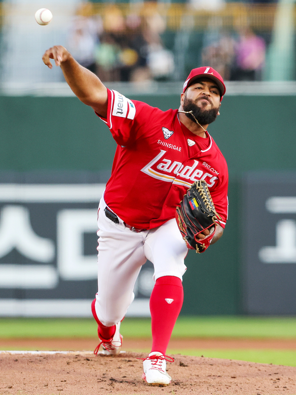 지난 7월 SSG 랜더스 유니폼을 입고 KBO 무대에 진출한 외인 투수 페드로 아빌라가 선발 마운드를 굳건히 지키면서 후반기 팀의 상승세를 이끌고 있다. 아빌라는 짧은 시간 내에 리그에서 강한 존재감을 드러내며 KBO 8월 MVP 후보에도 올랐다. /SSG 랜더스 제공
