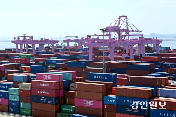 정부가 지역별로 흩어진 전국 4개 항만공사를 하나로 통합한다. 사진은 하역 작업을 진행 중인 인천 신항 컨테이너 터미널 전경. 2025.6.22 /김용국기자yong@kyeongin.com