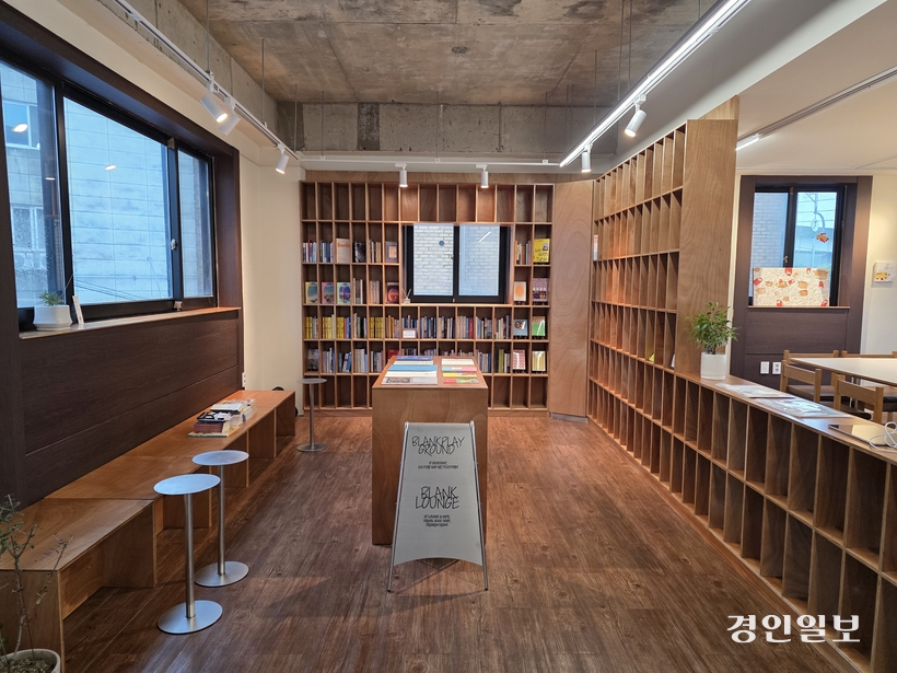 용인에 위치한 책방 ‘빈칸놀이터’의 2층에 있는 빈칸라운지의 모습. 2026.9.3 /구민주기자 kumj@kyeongin.com
