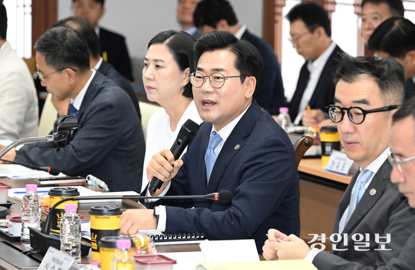 박찬대 인천시장이 지난 달 시청 장미홀에서 열린 ‘더불어민주당 인천시당-인천시 당정협의회’에서 인사말을 하고 있다. 2026.8.31 /조재현기자 jhc@kyeongin.com