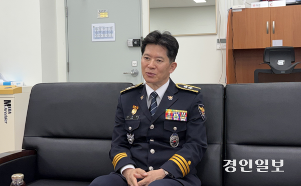 이승협 신임 경기북부경찰청장이 3일 도경 기자실에서 기자들과 만나 대화를 나누고 있다. 2026.9.3 /조수현기자 joeloach@kyeongin.com