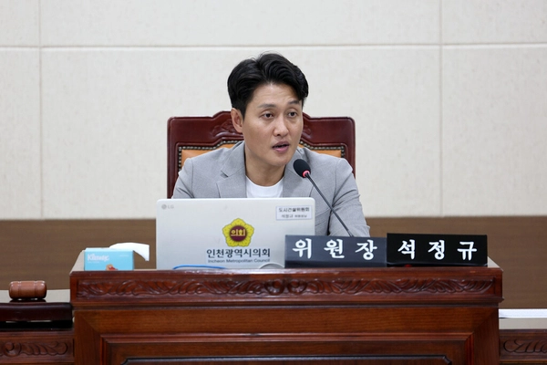 3일 인천시의회 도시건설위원회 임시회 도시균형국 소관 2차 추경안 심사에서 석정규 도시건설위원장이 질의하고 있다. 2026.9.3 /인천시의회 제공