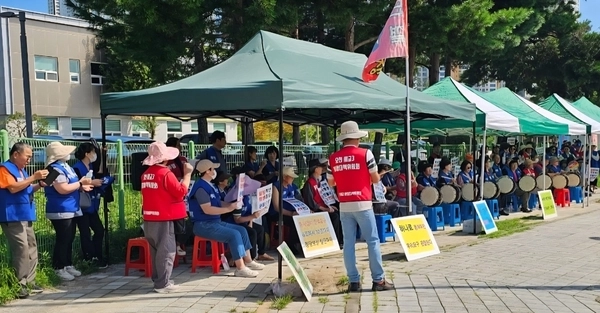 오산 세교3지구 비상대책위원회가 3일 한국토지주택공사(LH) 오산동탄사업본부 앞에서 총사업비 증액과 임대주택 비율 조정, 사업기간 단축 등을 촉구하는 제6차 집회를 열고 있다. 2026.9.3 /오산세교3지구비대위 제공