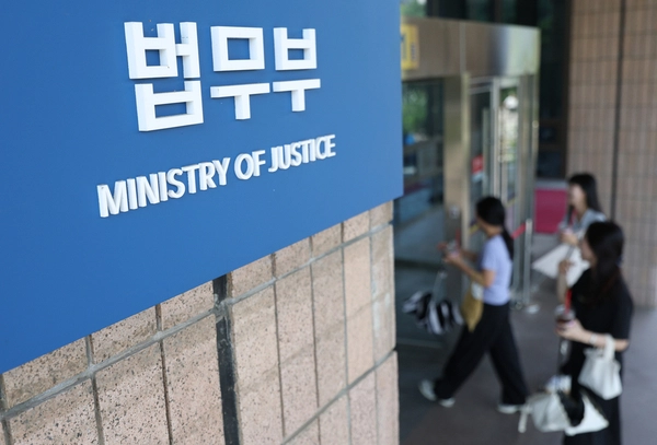 정부가 2027년 상반기부터 법무부와 성평등부 등 수도권 소재 중앙행정기관의 세종 이전을 순차적으로 추진한다고 3일 밝혔다. 이날 정부과천청사 내 법무부 청사로 직원들이 들어가고 있다. 2026.9.3 /연합뉴스