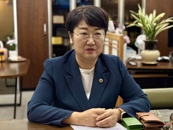[인터뷰] <b>고은정 경기도의회</b> 제1<b>부의장</b>