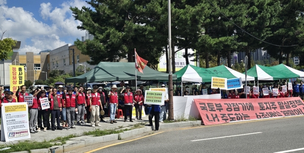 3일 오산 세교3지구 비상대책위원회가 한국토지주택공사 오산동탄사업본부 앞에서 집회를 열고 총사업비 증액과 임대주택 비율 조정, 사업기간 단축 등을 촉구하고 있다. 2026.9.3 /오산세교3지구비대위 제공