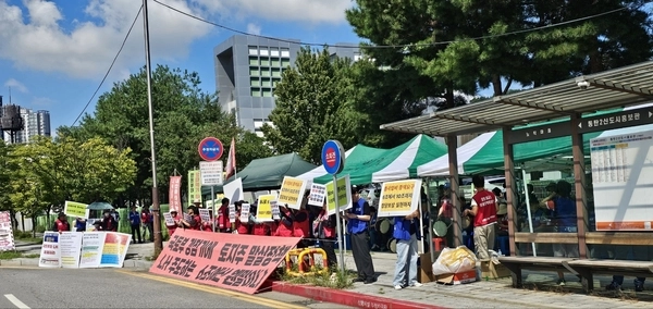 오산 세교3지구 비상대책위원회가 3일 한국토지주택공사(LH) 오산동탄사업본부 앞에서 총사업비 증액과 임대주택 비율 조정, 사업기간 단축 등을 촉구하는 제6차 집회를 열고 있다. 2026.9.3 /오산세교3지구비대위 제공