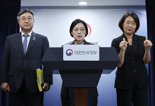 한성숙 국무총리가 3일 서울 종로구 정부서울청사에서 열린 행정·공공기관 이전 및 공공기관 기능 개혁 관련 기자회견을 하고 있다. 2026.9.3 /연합뉴스
