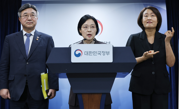 한성숙 국무총리가  3일 서울 종로구 정부서울청사에서 법무부-성평등가족부 등 행정·공공기관 이전 및 공공기관 기능 개혁 관련 기자회견을 하고 있다,  2026.9.3 /연합뉴스