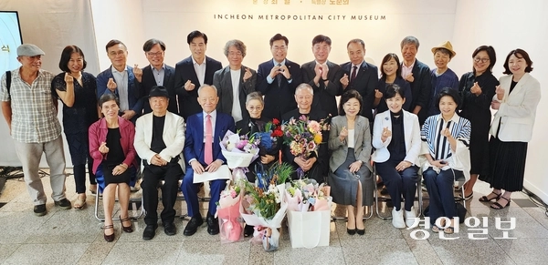 4일 인천시립박물관 석남홀 앞에서 열린 제13회 석남 이경성 미술이론가상 시상식에 참석한 주요 내빈. 2026.9.4 /김성호기자 ksh96@kyeongin.com