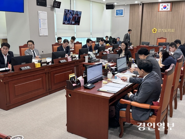 경기도의회 기획재정위원회는 4일 제393회 임시회 제1차 회의를 열고 경기도 기획조정실을 대상으로 제2회 추가경정예산안을 심의했다. 2026.9.4 /한규준기자 kkyu@kyeongin.com