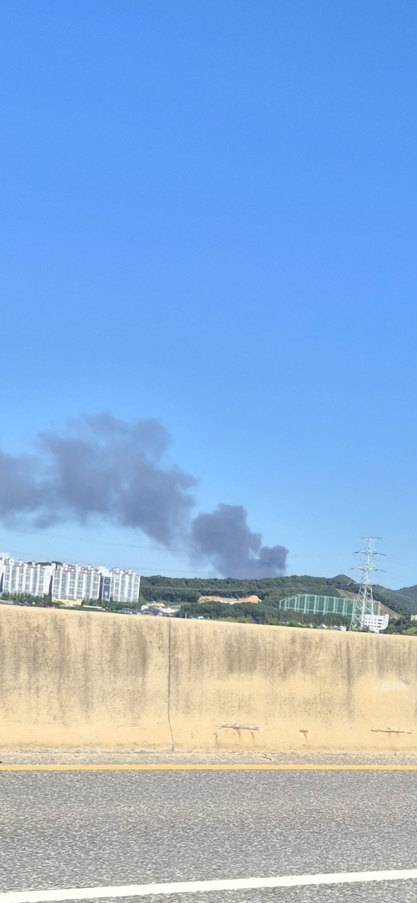 <b>파주</b> 탄현면 공장·창고서 불…소방당국 진화 중