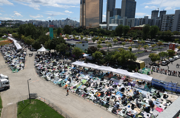 ‘서울세계불꽃축제 2026’가 열리는 5일 서울 여의도 한강공원 행사장 주변에서 시민들이 관람을 위해 대기해 있다. 2026.9.5 /연합뉴스