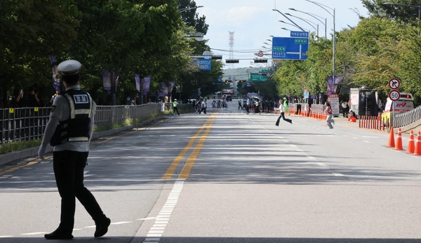 ‘서울세계불꽃축제 2026’가 열리는 5일 서울 여의도 한강공원 행사장 주변 여의동로가 차단돼 있다. 2026.9.5 /연합뉴스