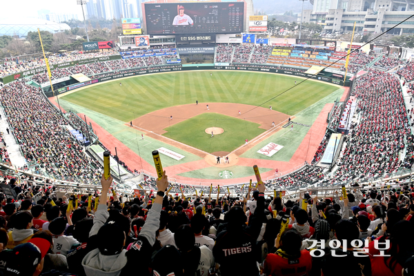 지난 3월 SS랜더스필드에서 열린 2026 신한 SOL뱅크 KBO리그 KIA타이거스와 인천 SSG랜더스의 경기를 찾은 야구 팬들이 열띤 응원전을 펼치고 있다. 2026.3.29 /김용국기자 yong@kyeongin.com
