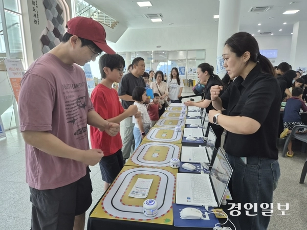 6일 ‘2026 김포 독서대전’을 찾은 청소년들이 AI 체험존에 마련된 포즈레이싱 동작을 따라하며 즐거운 시간을 보내고 있다. 2026.9.6 김포/김연태기자 kyt@kyeongin.com