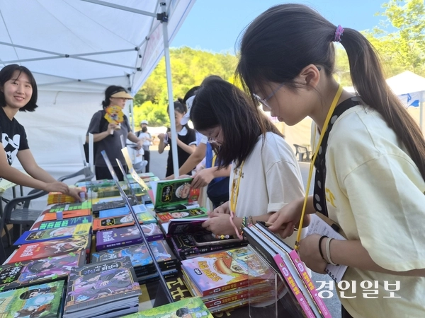 6일 ‘2026 김포 독서대전’을 찾은 초등학생들이 평소 관심있던 책을 살피며, 독서가 주는 즐거움을 만끽하고 있다. 2026.9.6 김포/김연태기자 kyt@kyeongin.com