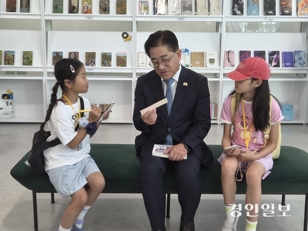 6일 이기형 김포시장이 ‘2026 김포 독서대전’을 찾은 어린이 기자들과 ‘책이 주는 즐거움’ 등에 대해 이야기를 주고받고 있다. 2026.9.6 김포/김연태기자 kyt@kyeongin.com