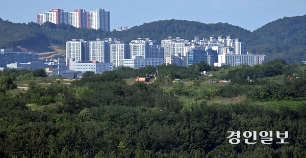 4일 오후 인천시 검단구 수도권매립지 제2매립장 상부에서 복토작업이 진행되고 있다. 2026.9.4 /조재현기자 jhc@kyeongin.com