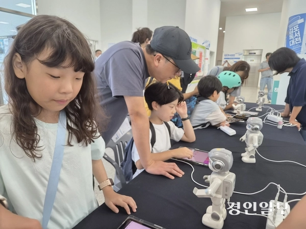 6일 ‘2026 김포 독서대전’을 찾은 부모와 아이들이 AI 체험존에 마련된 다양한 프로그램을 경험하고 있다. 2026.9.6 김포/김연태기자 kyt@kyeongin.com