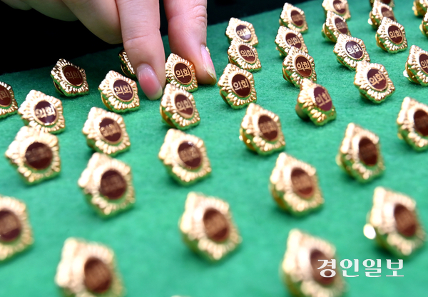 인천시의회에서 지난 6월 사무처 직원이 제9회 전국동시지방선거에서 당선된 45명의 인천시의원 당선자들에게 전달할 의원 배지를 정리하고 있다. 2026.6.8 /김용국기자 yong@kyeongin.com