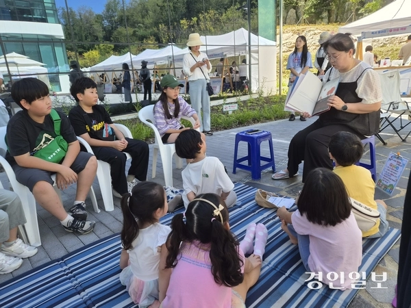 6일 ‘2026 김포 독서대전’을 찾은 초등학생들이 행사 부스 앞에서 책을 읽어주는 선생님의 목소리에 귀를 기울이고 있다. 2026.9.6 김포/김연태기자 kyt@kyeongin.com