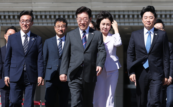 프랑스를 국빈방문하는 이재명 대통령과 김혜경 여사가 6일 성남 서울공항에서 공군 1호기로 이동하고 있다. 2026.9.6 /연합뉴스