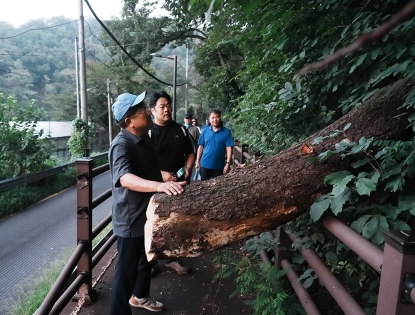 지난 8월 박관열 광주시장이 ‘광주 역사문화 둘레길’ 현장을 둘러본 가운데 노선은 물론 안전사항 등을 촘촘히 살폈다. /광주시 제공