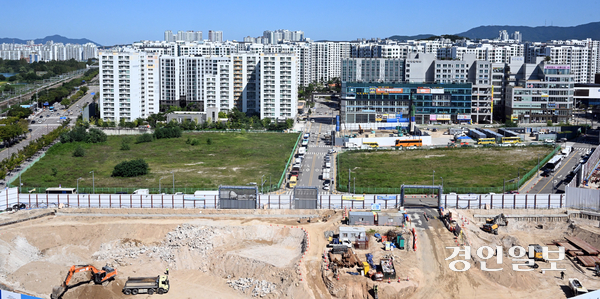 수원시 고등지구 준주거용지를 공동주택용지로 변경하려는 지구단위변경계획 절차가 진행 중이라 특혜시비가 일고 있다. 사진은 용도변경 요구가 있는 수원고등지구 C2블록(왼쪽 부지). 2026.9.7 /임열수기자 pplys@kyeongin.com