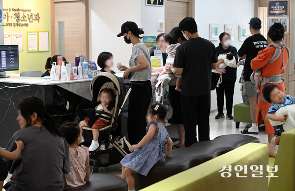 예년보다 이른 시기부터 독감 환자가 빠르게 늘고 있는 가운데 7일 수원시내 한 소아·청소년과 의원이 진료를 보러 온 시민들로 북적이고 있다. 2026.9.7 /최은성기자 ces7198@kyeongin.com