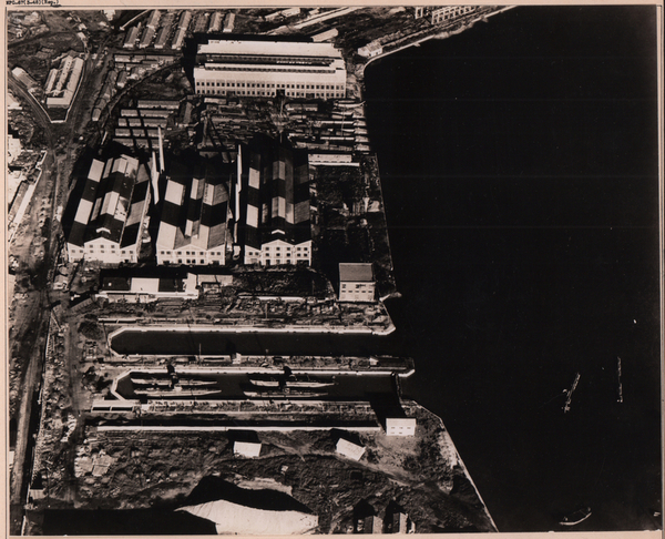 1945년 9월8일 미 제7함대 제72기동부대 소속 앤티텀(USS Antietam)호에서 출격한 해군 전투기가 조선기계제작소 독에 정박해 있던 일본군 잠항수송정 4척을 촬영했다. /모씨네 디지털아카이브 제공