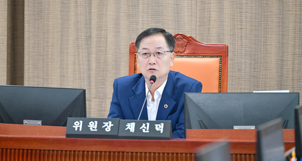 경기도의회 문화체육관광위원회 채신덕 위원장은 7일 제393회 임시회 제2차 회의에서 “문화체육관광위원회의 모든 정책과 예산은 결국 도민의 행복을 위해 존재한다.”며, 재정 여건이 어렵더라도 문화·예술·체육·관광 분야의 사업을 단순히 예산 절감의 대상으로만 판단해서는 안 된다고 강조했다. 2026.9.7 /경기도의회 제공