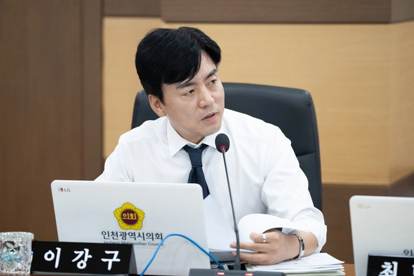 인천시의회 산업경제위원회 이강구(국·연수구5) 의원이 7일 시의회 임시회 인천시 경제국 소관 제2회 추가경정예산안 심사 과정에서 인천e음 카드 캐시백 정책의 안정성과 신뢰성 회복 방안을 주문하고 있다. /인천시의회 제공