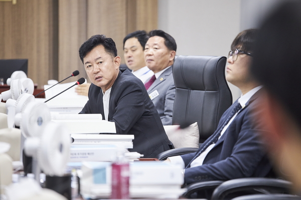 경기도의회 미래과학협력위원회 박근철 의원이 7일 국제협력국 소관 제2회 추가경정예산안 심의에서 ODA(공적개발원조) 사업 감액과 관련해 발언하고 있다. 2026.9.7 /경기도의회 제공
