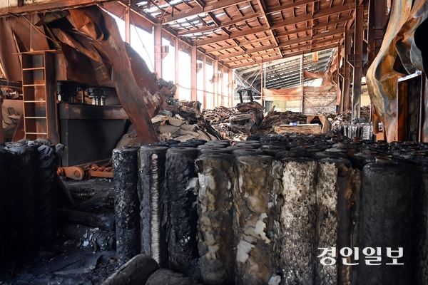 8일 인천시 서해구 원창동 목재단지가 화재 발생한지 3개월이 지나록 방치되고 있다. 2026.9.8 /김용국기자 yong@kyeongin.com