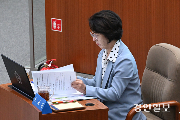 지난 3일 수원시 경기도의회 본회의장에서 열린 제393회 임시회 제3차 본회의에서 추미애 경기도지사가 안건을 확인하고 있다. 2026.9.3 /최은성기자 ces7198@kyeongin.com