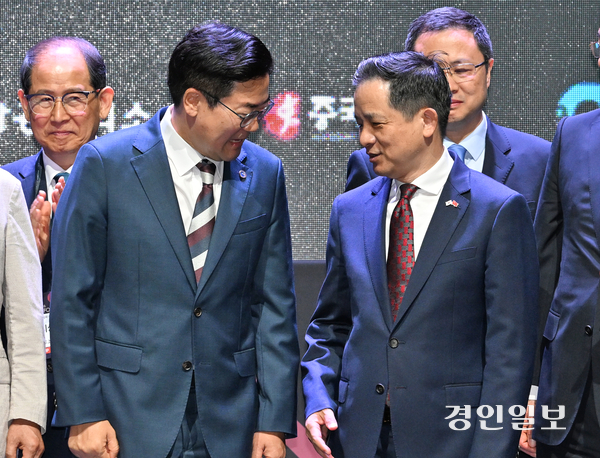 8일 인천 송도컨벤시아에서 열린 ‘2026 인차이나포럼 국제콘퍼런스’에 참석한 박찬대 인천시장과 다이빙 주한중국대사가 기념 촬영 후 환담을 나누고 있다. 2026.9.8 /조재현기자 jhc@kyeongin.com