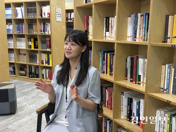 장정윤 수원지검 방위사업·산업기술범죄수사부 검사가 지난 7일 경인일보와의 인터뷰를 통해 방위사업청 공무원과 LIG D&A 임원의 ‘비리 의혹’ 사건에 대한 수사 경위를 밝히고 있다. 2026.9.7 /이영지기자 bbangzi@kyeongin.com