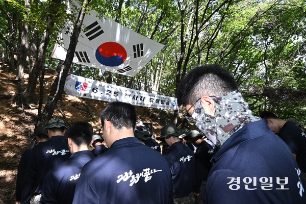 8일 오전 의왕시 모락산 일대에서 육군 제51보병사단 장병들이 6·25전쟁 전사자 유해발굴 작업을 진행하고 있다. 장병 약 80명이 투입된 이번 유해발굴 작업은 오는 10월 초까지 진행될 예정이다. 2026.9.8 /최은성기자 ces7198@kyeongin.com
