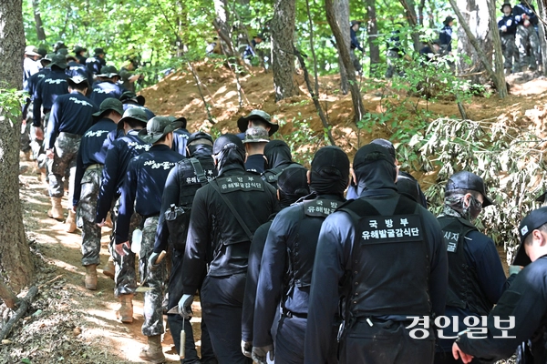 8일 오전 의왕시 모락산 일대에서 육군 제51보병사단 장병들이 6·25전쟁 전사자 유해발굴 작업을 진행하고 있다. 장병 약 80명이 투입된 이번 유해발굴 작업은 오는 10월 초까지 진행될 예정이다. 2026.9.8 /최은성기자 ces7198@kyeongin.com