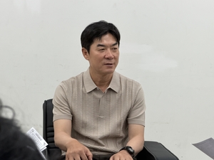 윤정환 인천 Utd 감독 “경기로 경쟁해야”… ‘지역 비하’ 걸개에 우려 표명