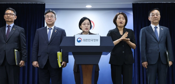한성숙 국무총리가 지난 3일 서울 종로구 정부서울청사에서 법무부-성평등가족부 등 행정·공공기관 이전 및 공공기관 기능 개혁 관련 기자회견을 하고 있다, 왼쪽부터 허장 재정경제부 2차관, 윤호중 행정안전부 장관, 한성숙 국무총리, 김윤덕 국토교통부 장관. 2026.9.3. /연합뉴스