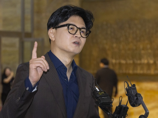 무소속 한동훈 의원이 7일 국회에서 열린 본회의에 참석하기 위해 국회 본청에 들어서다 취재진과 만나 연일 제기하고 있는 김승원 법무부 장관 후보자 의혹과 관련해 의견을 말하고 있다. 2026.9.7 /연합뉴스