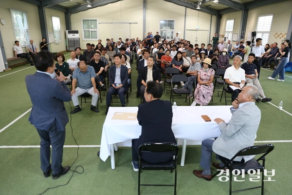 하남 감북·초이동 주민들이 8·13 부동산 대책의 신규택지에 포함시켜 달라고 나서 관심을 모으고 있다. 지난 8일 감북동 게이트볼장에서 이광재 국회의원과 감북동 주민들이 간담회를 갖고 있다. 2026.9.8 하남/문성호기자 moon23@kyeongin.com