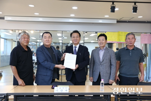 하남 감북동과 초이동 주민들이  8·13 부동산 대책 신규택지 포함을 요구하면서 관심을 모으고 있다. 지난 8일 초이동 주민대표들이 이광재 국회의원에게 초이지역을 공공주택지구로 추진해 달라는 건의서를 전달하고 있다. 2026.9.8 하남/문성호기자 moon23@kyeongin.com