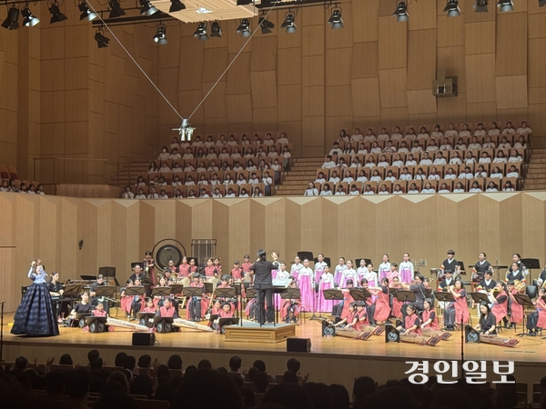 9일 오후 고양 아람누리 아람음악당에서 열린 ‘2026 RAS페스타 고양학생 1000인 음악회’에서 국악인 오정해씨와 한류초·일산은행초·원흥초 학생들이 ‘홀로아리랑’을 연주하고 있다. 2026.9.9 고양/김도란기자 doran@kyeongin.com